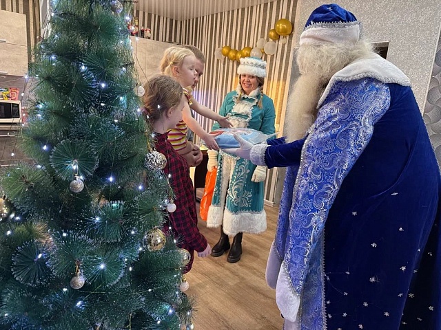 Дети из малообеспеченных семей Хакасии получили подарки от бизнес-десанта  